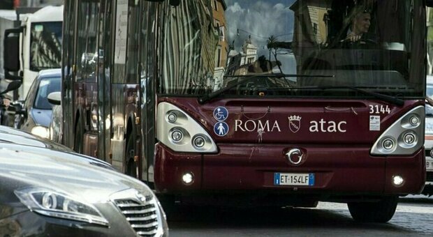 Roma, chiedono il biglietto sull'autobus e le aggrediscono: una verificatrice finisce all'ospedale