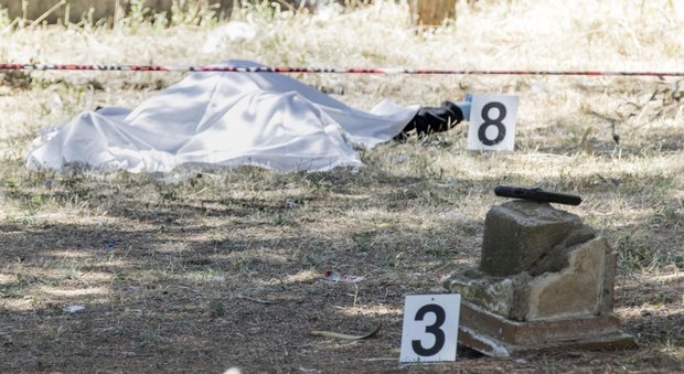 Roma, banditi tentano di rapinare un uomo: poliziotto spara e ne uccide uno