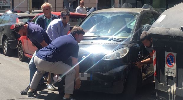 Roma, Smart parcheggiata male blocca la strada: spostata di peso dagli automobilisti