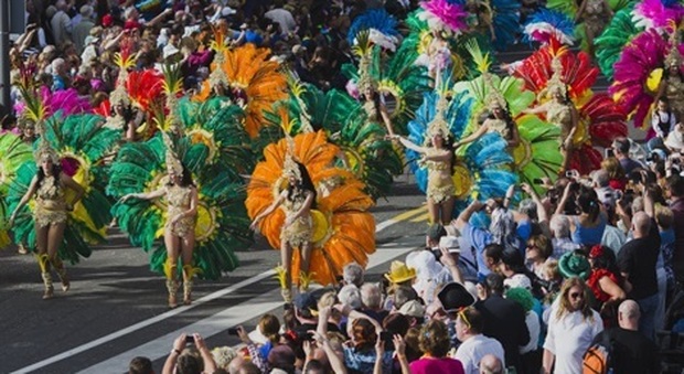 A Tenerife si elegge la regina del Carnevale in un tripudio di colori