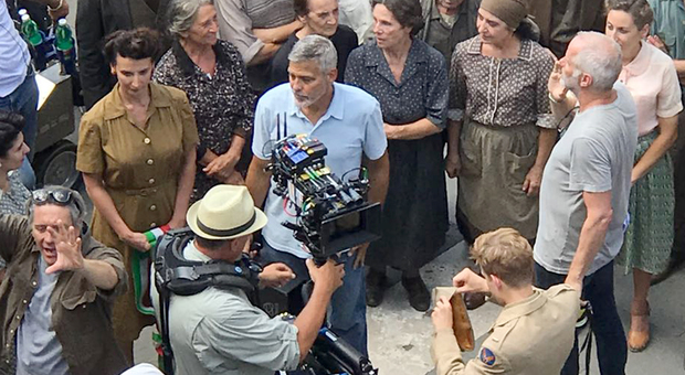 George Clooney a Viterbo: pecore e blindati, e il centro diventa un set