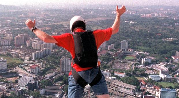 Lancio con la tuta alare: il paracadute si avvita, americano salvo per miracolo