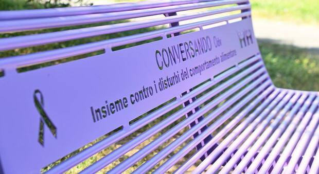 A Firenze è stata donata una panchina lilla, simbolo della lotta contro i disturbi alimentari