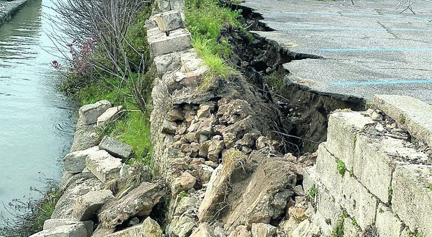 Smottamento sulla costa, crolla parte di un muro: stop alle auto, ristorante da sgomberare. La proprietaria promette battaglia