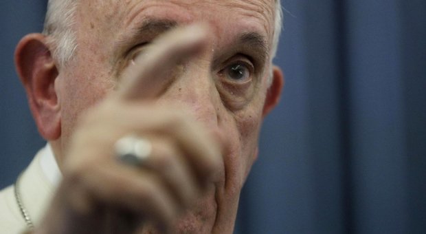 Papa «amareggiato» dal caso Viganò, ma «non pensa alle dimissioni»