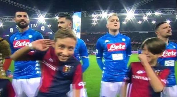Genoa-Napoli, fa il giro del web il bambino che imita Mourinho