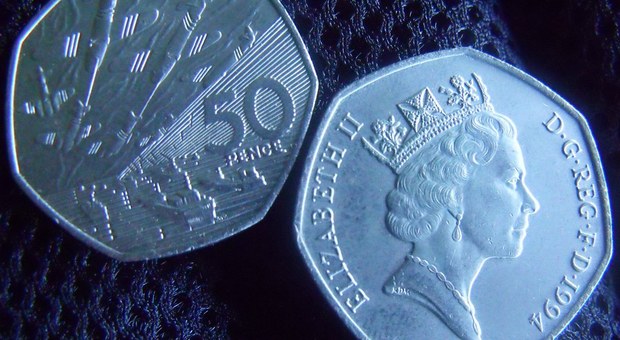 Sterlina, la moneta da 50 penny compie 50 anni: ecco quanto valgono le più rare