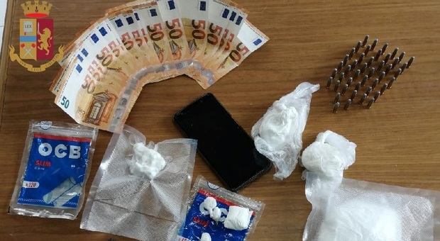 Blitz nei vicoli di Napoli: arrestato 49enne con due pistole, due caricatori e 380 grammi di cocaina