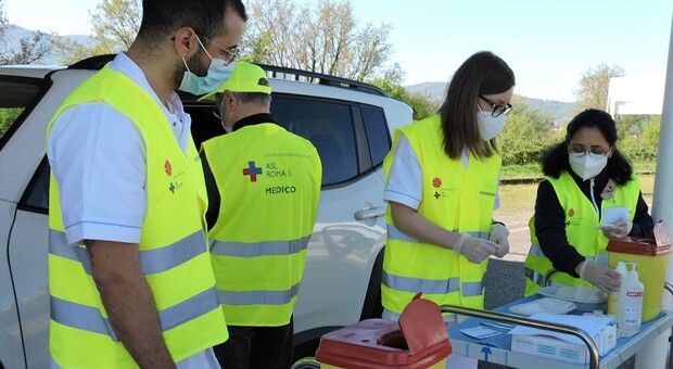 Medici, infermieri e volontari al centro vaccini allestito a Valmontone a sud di Roma