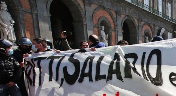 Piazza Plebiscito, protesta dei lavoratori dei servizi ambientali per il contratto