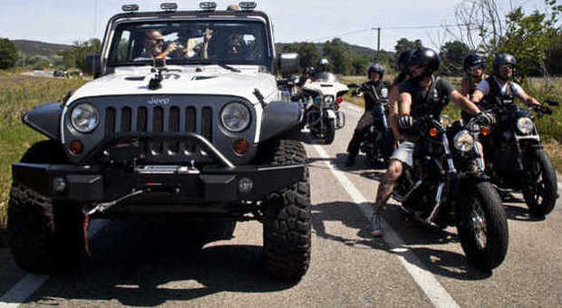 Una Jeep Wrangler "moparizzata" apre la parata all'Euro Festival Harley Davidson di Saint Tropez