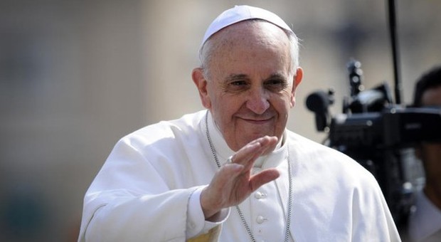 Il Papa ai detenuti: «Anche Dio è carcerato con i deboli, i pesci grossi nuotano liberi»