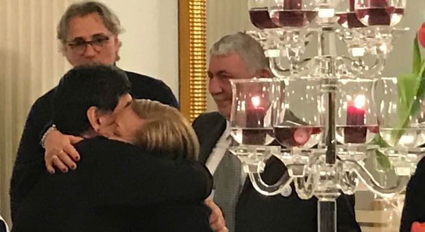 Maradona abbraccia i genitori di Ciro Esposito