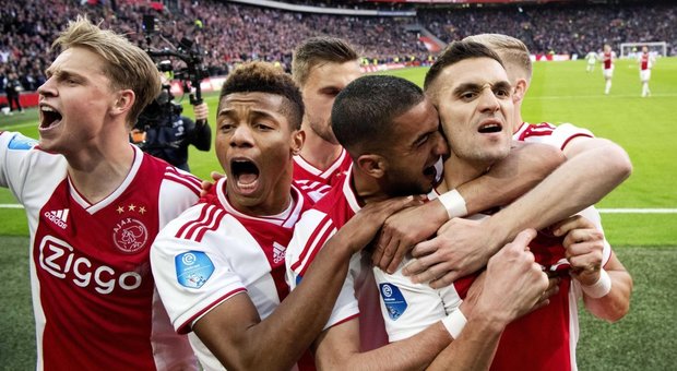 L'Ajax travolge il Psv e avvisa la Juventus