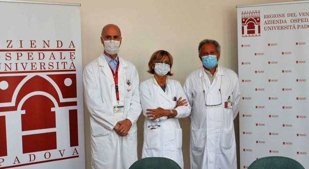 Da sinistra Michele Tessarin (direttore sanitario), Liviana Da Dalt (primaria della Pediatria) e Carlo Giaquinto (infettivologo pediatrico), ieri nella sala stampa di via Giustiniani
