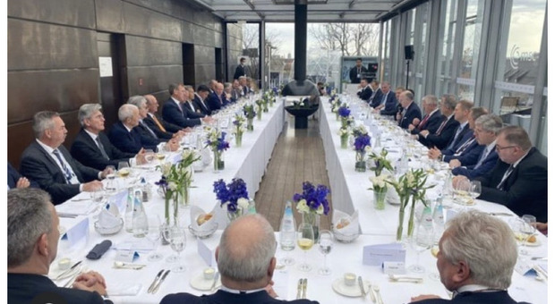 Nessuna donna al tavolo dei ceo alla Conferenza di Monaco, e sui social parte la raffica di 'buuuu'