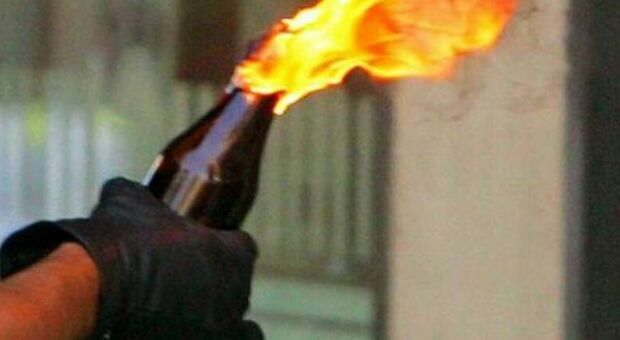 Molotov contro la vetrina del bar di Trieste