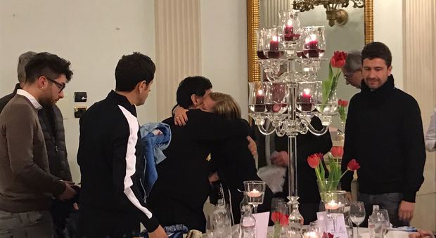 Maradona abbraccia la mamma di Ciro Esposito