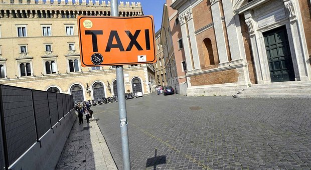Roma, taxi fermi per il quarto giorno consecutivo: continua la protesta contro Uber