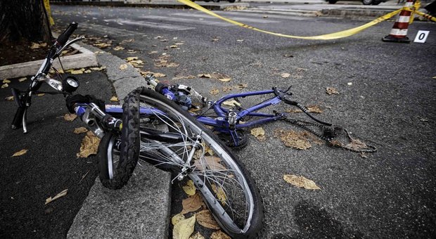 Bimbo di sei anni investito dalla vicina di casa mentre giocava in bici: è grave
