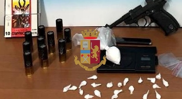 Armi, cartucce e cocaina: spacciatrice arrestata a Napoli