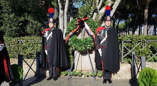 Due carabinieri alla lapide che ricorda Galvaligi all'Ardeatino
