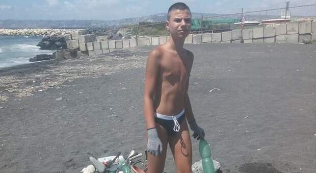 Napoli Est, la storia di Gerardo: ogni giorno pulisce la spiaggia dai rifiuti