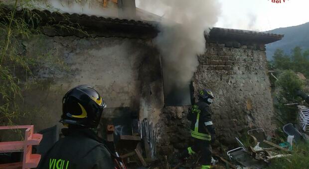 Villa Santo Stefano, abitazione distrutta da un incendio: si indaga sulle cause