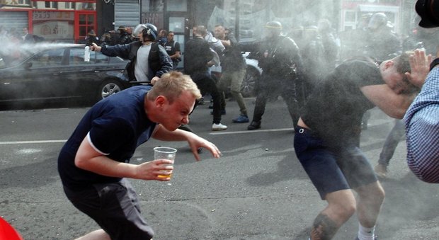 Euro 2016: scontri a Lille tra tifosi russi e inglesi. Convocato l'ambasciatore francese a Mosca