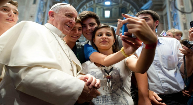 Il Papa lancia Sos ai giovani: «Non fatevi manipolare ribellatevi»