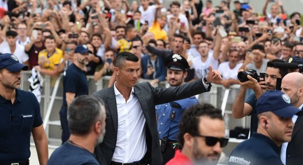 Vergogna a Torino, cori razzisti in attesa di Cristiano Ronaldo: «Vesuvio lavali col fuoco»