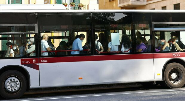 Roma, poche decine di autisti senza il Green pass. «Corse bus regolari»