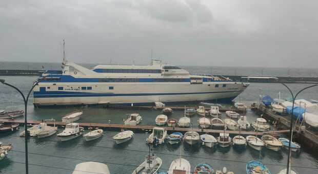 Capri: traghetto spinto dal vento sul pontile galleggiante, tragedia sfiorata