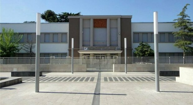 Acerra, il sindaco chiude scuola per infiltrazioni nel solaio: «L'intervento sarà immediato»