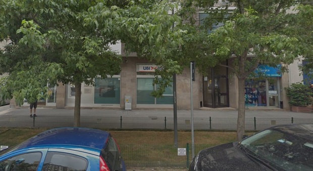Rapina in banca a Milano: undici persone sequestrate per 50 minuti in uno stanzino