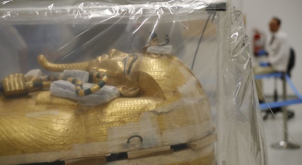 Tutankhamon, via al restauro del sarcofago d'oro