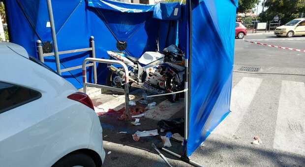 Pauroso incidente a Ciampino, motociclista si schianta contro un'auto: rischia la vita