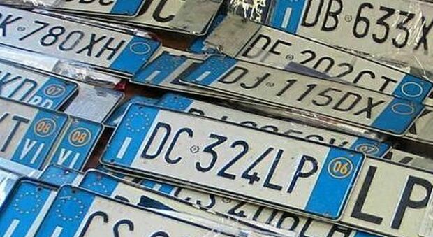Rubano targhe dalle auto esposte in concessionaria: due arresti nel Napoletano, è caccia al complice