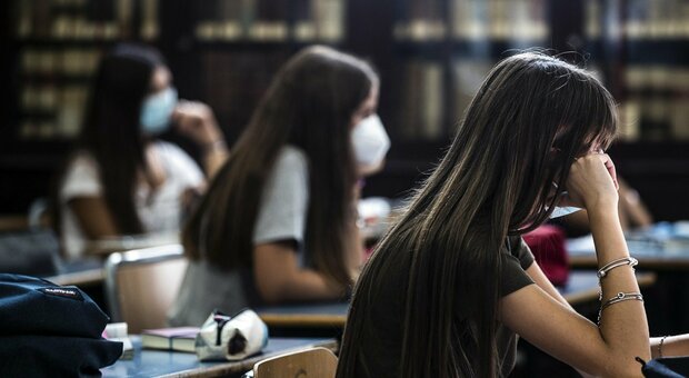Covid a Napoli, boom di contagi nelle scuole: ogni giorno sono positivi 50 tra alunni e docenti