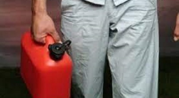 Choc nel Napoletano: incontra l'ex sindaco e tenta di darsi fuoco con una tanica di benzina, ricoverato