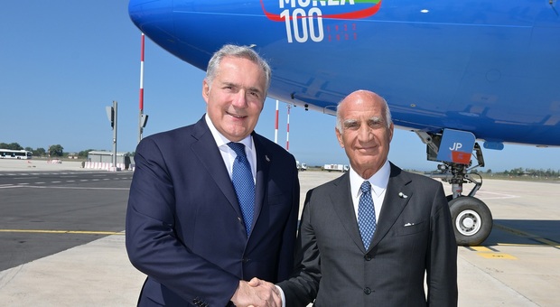 Da destra, Alfredo Altavilla, presidente esecutivo di ITA Airways, insieme al presidente dell'ACI, Angelo Sticchi Damiani. Sullo sfondo, l'Airbus A330 intitolato a Tazio Nuvolari