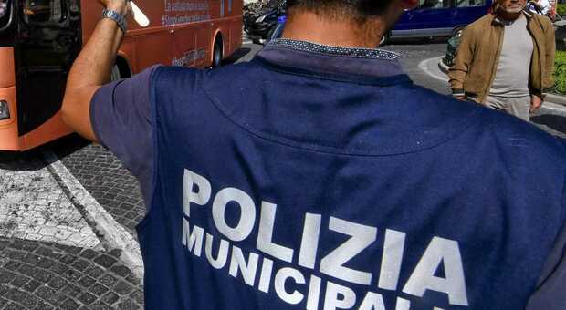 Napoli, prende a schiaffi una agente della polizia municipale: era stato multato per divieto di sosta