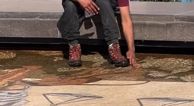 Pulisce le scarpe nella fontana di piazza Tacito l'ira del sindaco Stefano Bandecchi: «Maxi multa»