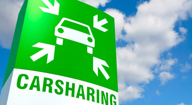 Un cartello che indica il parcheggio del car sharing