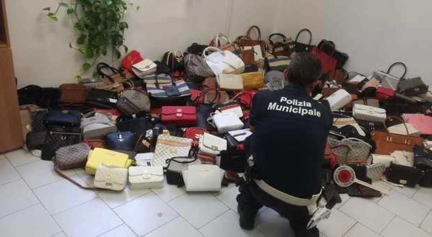 Napoli, maxi blitz contro gli ambulanti: sequestrati borse, portafogli e occhiali