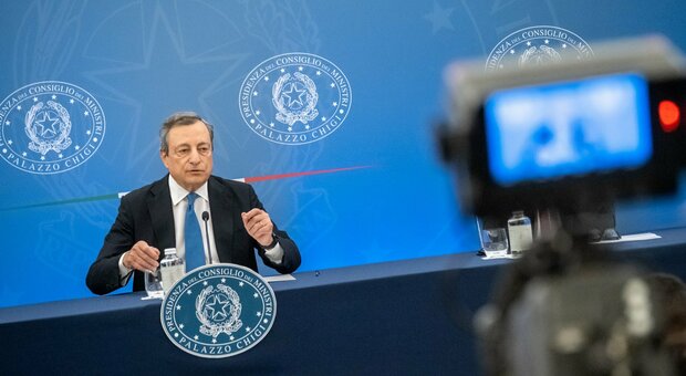 Conte: «Aspettiamo risposte da Draghi il prima possibile». Di Maio: «M5S dica se è dentro o fuori». Alle 16.30 la conferenza del premier