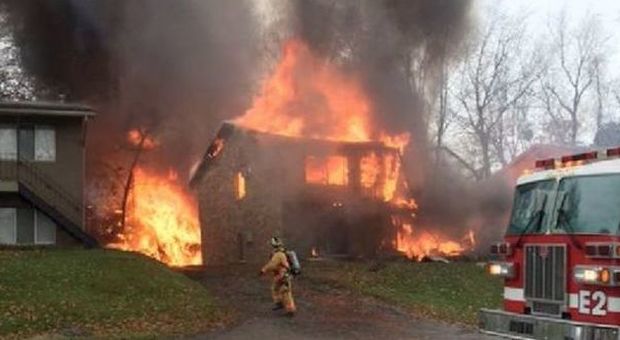 Aereo cade su una casa in Ohio, negli Usa. Nove passeggeri morti nell'impatto