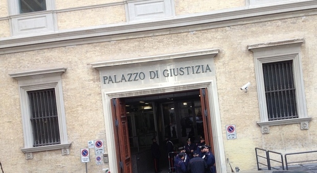 Ancona, rompe lo zigomo al cognato con un pugno: condannato a due anni