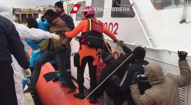Lampedusa, è strage di migranti I superstiti: "Oltre 200 morti"