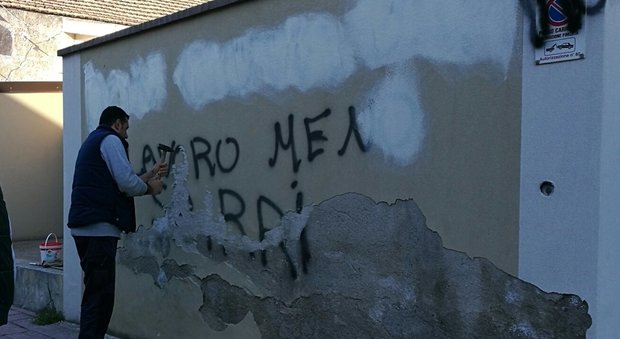 Locri, scritte offensive sul palazzo del Vescovado: insulti a don Ciotti e contro i poliziotti